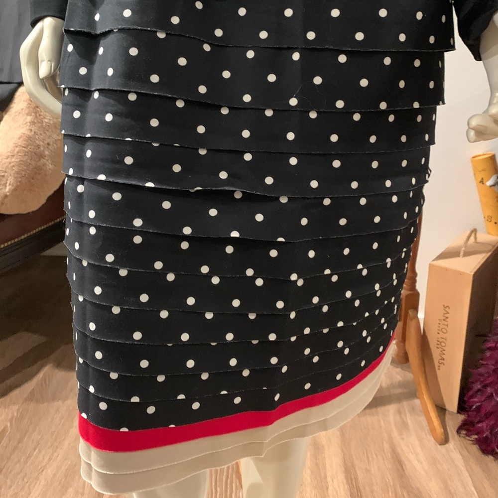 Beautiful skirt, knee high. Never worn